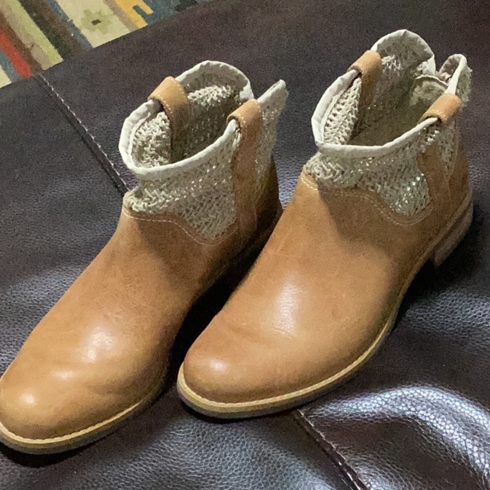 Timberland Savin Hill leather and fabric bootie. Size 7